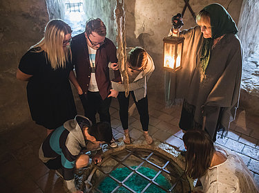 Hohenwerfen Fortress - Special tours Hohenwerfen Fortress - Visitors on the guided tour "The witch Schinder Bärbel tells"