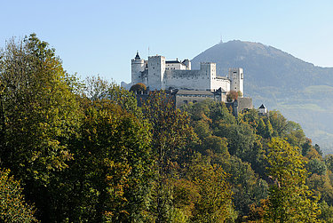 Festung Hohensalzburg - Die Festung am Mönchsberg im Sommer Festung Hohensalzburg - Blick auf die Festung am Mönchsberg im Sommer