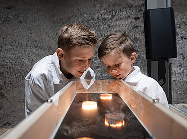 Salzwelten Salzburg - Salt rock exhibition Salzwelten Salzburg - children look into a showcase with salt rock on display